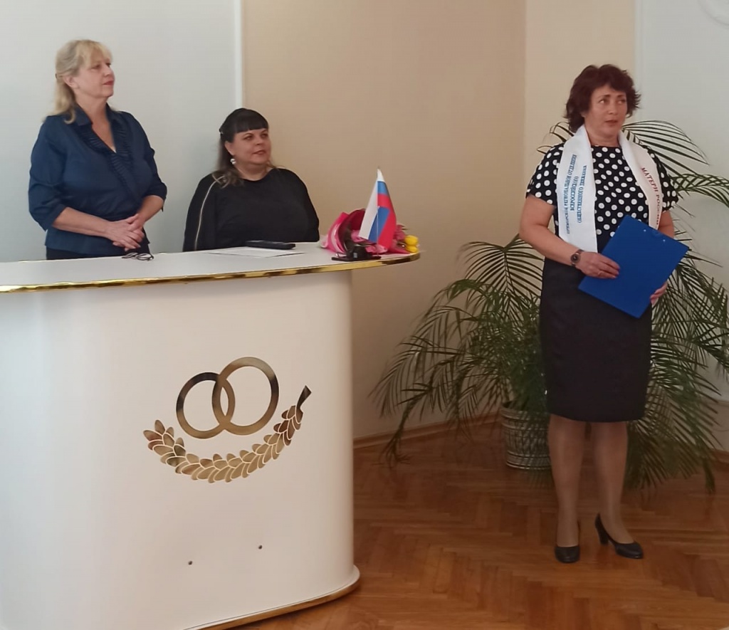 Т.Н. Бреус поздравила ребят и их родителей от общественной организации Матери России.jpg Т.Н. Бреус поздравила ребят и их родителей от общественной организации Матери России.jpg